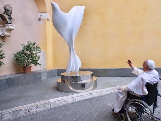 Un Halcón y una Paloma se fusionan en una escultura: Símbolo Global de la Paz