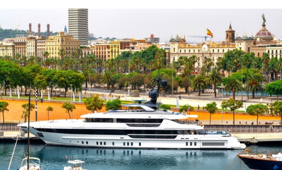 Yate amarrado en el puerto de la ciudad de Barcelona