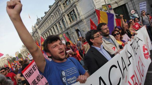 ¿Por una sanidad pública?... y acuden con banderas preconstitucionales republicanas.