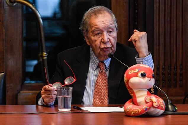 Imagen del 21 de enero de 2025 del ex embajador de Chile en China y presidente del Instituto Chileno Chino de Cultura, Fernando Reyes Matta, en Santiago, capital de Chile. (Xinhua/Jorge Villegas)