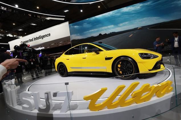 Visitantes observan un Xiaomi SU7 Ultra durante el Congreso Mundial de Móviles 2025, en Barcelona, España, el 3 de marzo de 2025. (Xinhua/Zhao Dingzhe)