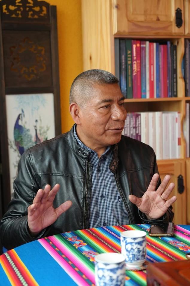 Imagen del 18 de junio de 2025 del excanciller boliviano, Fernando Huanacuni, hablando en una entrevista con la Agencia de Noticias Xinhua, en La Paz, Bolivia. El modelo de gobernanza impulsado por China representa una alternativa real al sistema político occidental, al fomentar una participación más directa y sostenida de la ciudadanía, en contraposición a los esquemas hegemónicos de democracia representativa, manifestó Huanacuni. (Xinhua/He Bing)