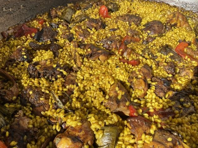 Un suculento plato de arroz con conejo, muy típico de la zona. 