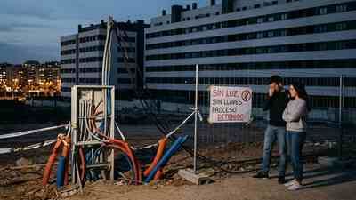 El día en que tener las llaves de tu casa nueva no sirve de nada si no hay luz, ha llegado