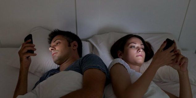 El phubbing , ignorar a las personas por usar el teléfono móvil, pone en serio peligro las relaciones personales en verano