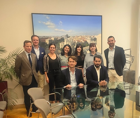 De izquierda a derecha. (De pie): Juan Manuel Moreno Fernández (director banca de empresas de negocio inmobiliario en Madrid Metropolitana de CaixaBank), Jesús Pleite Santiago (consejero delegado de Asentis), Susana Esteban Henche (Centro de negocio inmobiliario de Madrid CaixaBank), Keila González (subdirectora de promoción de Asentis), Arancha Sepúlveda (responsable de la delegación de Móstoles de Avalmadrid), Ángela Blanco (técnica de formalización de Avalmadrid), Carlos Noguera (director de negocio inmobiliario de Asentis). (Sentados): Gabriel Font (director de Asesoría Jurídica de Asentis), José Guerrero Calatayud (director comercial de Asentis).