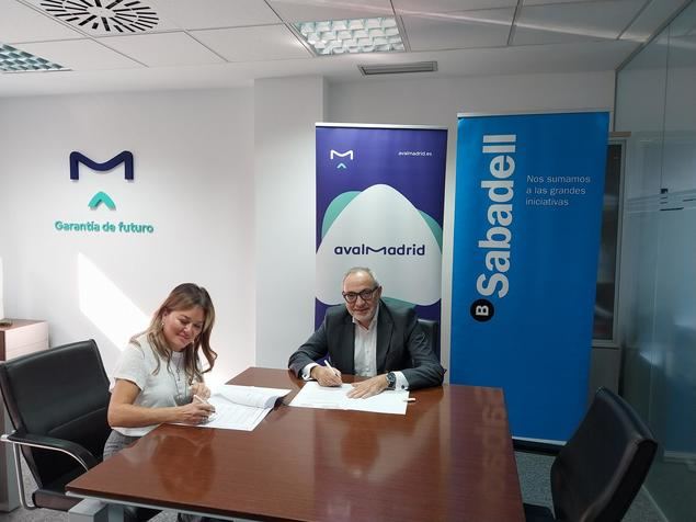 Elena Vargas, directora segmento empresas de la territorial centro de Sabadell y Lorenzo Alonso Felipe, director general de Avalmadrid