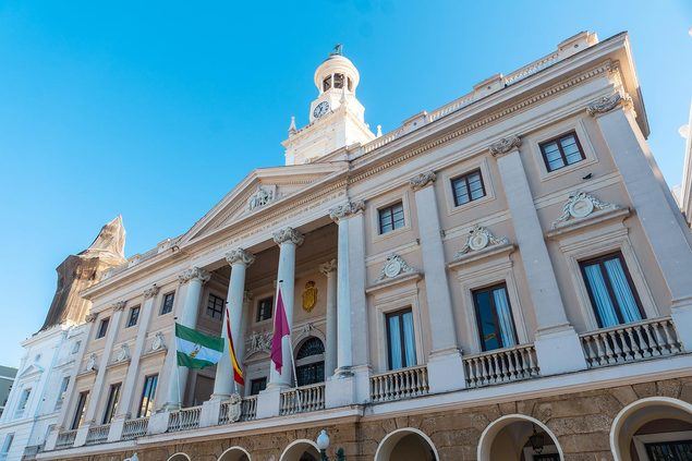 El Ayuntamiento de Cádiz pone en riesgo el empleo de 15 personas con discapacidad debido al impago de facturas
