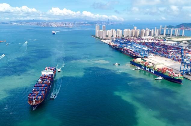  Vista aérea tomada con un dron el 8 de julio de 2025 de barcos contenedores entrando al Puerto de Qingdao, en Qingdao, en la provincia de Shandong, en el este de China. 
