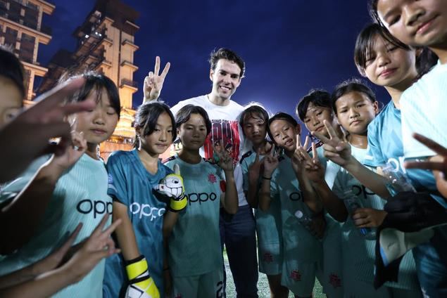 Kaká, ex estrella brasileña de fútbol, visita la Superliga Village de China