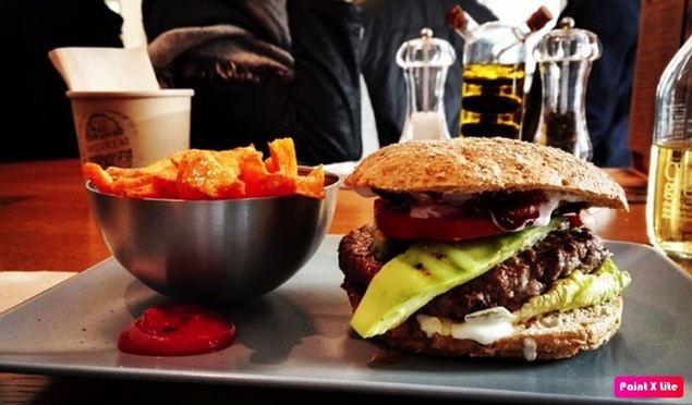 Brickell la hamburguesería que triunfa con sus margaritas y música en vivo