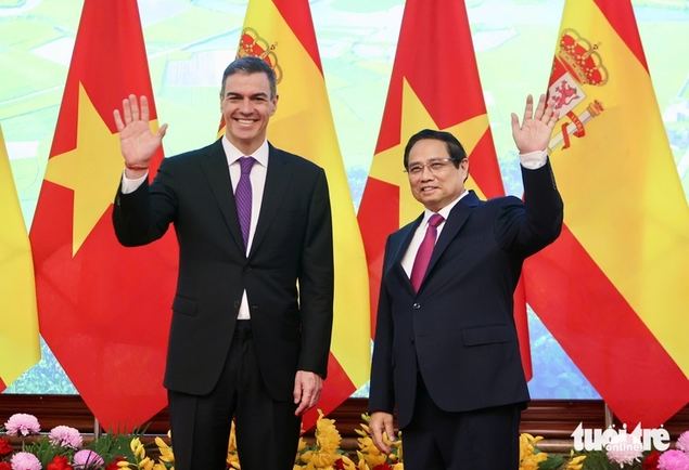 El primer ministro Pham Minh Chinh y el presidente del gobierno de España, Pedro Sánchez saludan. (Foto: NGUYEN KHANH).