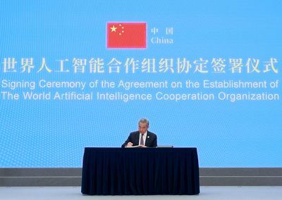 SHANGHAI (Xinhua) -- El ministro de Relaciones Exteriores chino, Wang Yi, también miembro del Buró Político del Comité Central del Partido Comunista de China, asiste a la ceremonia de firma y suscribe un acuerdo sobre el establecimiento de la Organización Mundial de Cooperación en Inteligencia Artificial (WAICO, siglas en inglés) en nombre del Gobierno chino, en Shanghai, en el este de China, el 16 de julio de 2026. (Xinhua/Wang Ye)