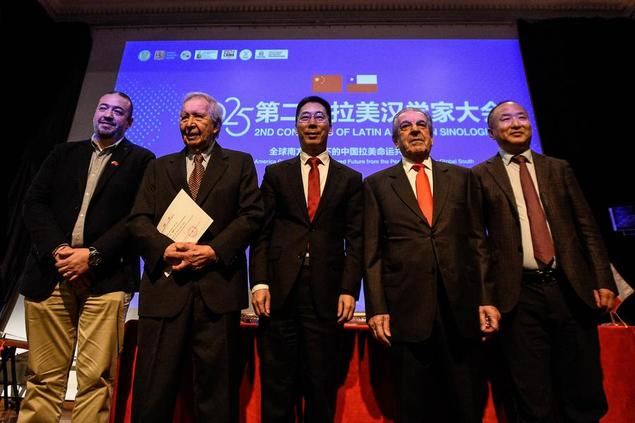 Imagen del 31 de julio de 2025 del expresidente chileno, Eduardo Frei Ruiz-Tagle (2-d), el exembajador chileno en China y director del Centro de Estudios Latinoamericanos sobre China de la Universidad Andrés Bello de Chile, Fernando Reyes Matta (2-i), el embajador de China en Chile, Niu Qingbao (c), y el presidente del Centro Mundial de Sinología, Xu Baofeng (d), posando para una fotografía grupal durante la inauguración del Segundo Congreso de Sinólogos Latinoamericanos 2025, en Santiago, capital de Chile. (Xinhua/Jorge Villegas)