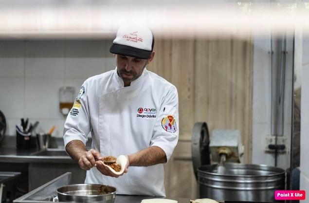 El cocinero y asesor de la Asociación de Pizzerías y Casas de Empanadas de la República Argentina, Diego Dávila, prepara una empanada en su local en el marco del Día Mundial de la Empanada, en la ciudad de Buenos Aires, capital de Argentina, el 7 de abril de 2023. Los argentinos se alistan para celebrar este sábado el Día Mundial de la Empanada, una delicia en forma de masa rellena que llegó con la inmigración europea durante el siglo XIX y que se consume en todos los rincones del país, sin distinción de clases sociales, lo que le ha valido su denominación de 'Patrimonio Cultural, Alimentario y Gastronómico Argentino'. (Xinhua/Martín Zabala)