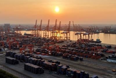Vista parcial de la terminal de contenedores de Jingtang del puerto de Tangshan, ciudad de la provincia septentrional china de Hebei, el 21 de julio de 2026. (Xinhua/Yang Shiyao)