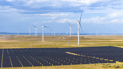Esta foto, tomada el 1 de julio de 2025, muestra el avance de las obras de un proyecto de energía eólica con una capacidad instalada de 500.000 kWh en el distrito de Jeminay de la prefectura de Altay, en la región autónoma uygur de Xinjiang, noroeste de China. (Xinhua/Nurbek Nurman)