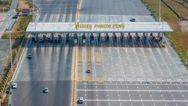 Fotografía aérea tomada con un dron muestra la estación de peaje de Phnom Penh en la autopista Phnom Penh-Sihanoukville, en Camboya, el 15 de marzo de 2025. La autopista Phnom Penh-Sihanoukville, un proyecto en el marco de la Iniciativa de la Franja y la Ruta, es una inversión de China Road and Bridge Corporation bajo el modelo de construcción-operación-transferencia (BOT, siglas en inglés) y es la primera autopista de Camboya. (Xinhua/Cheong Kam Ka)
