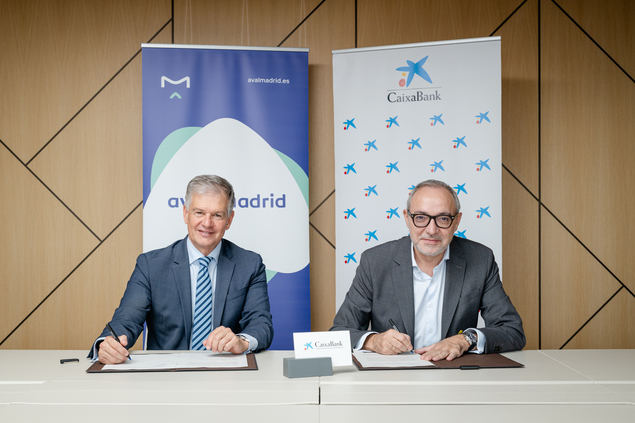 Xicu Costa, director territorial de CaixaBank en Madrid (izquierda), Lorenzo Alonso, director general de Avalmadrid (derecha).