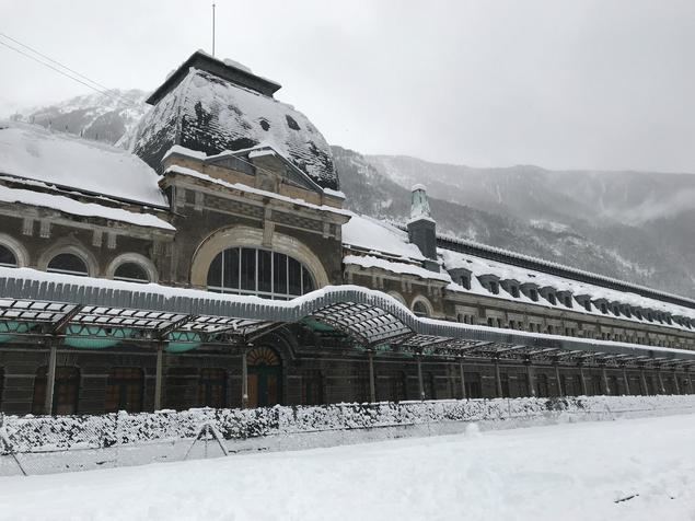 La bellísima estación de Canfranc, parada en el tiempo desde su cierre en 1970.