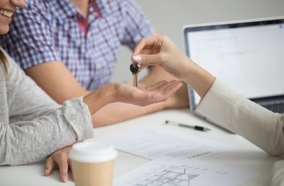 Una de cada tres compraventas de vivienda en España se pagan al contado