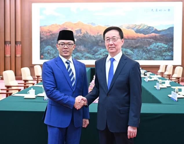 El vicepresidente chino, Han Zheng, se reúne con el ministro de Relaciones Exteriores de Indonesia, Sugiono, en Beijing, capital de China, el 21 de abril de 2025.