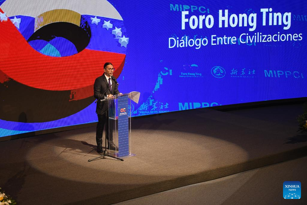 Imagen del 26 de junio de 2025 del ministro venezolano para la Comunicación e Información, Freddy Ñáñez, hablando durante el Foro Hong Ting 'Diálogo entre Civilizaciones', en Caracas, Venezuela. El Foro Hong Ting 'Diálogo entre Civilizaciones' realizado el jueves en la ciudad venezolana de Caracas reunió a especialistas e intelectuales de China y Venezuela con el propósito de conocer peculiaridades y desafíos comunes, según la expresión de los organizadores. (Xinhua/Marcos Salgado)