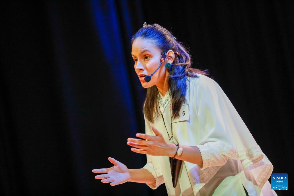 Imagen del 4 de junio del 2025 de Janis Zambrano interpretando una canción durante el XXIV Concurso Puente Chino: Competencia de Proficiencia en Chino para Estudiantes Universitarios Extranjeros, ronda preliminar nacional en Ecuador, llevado a cabo en el Instituto Confucio de la Universidad San Francisco de Quito (USFQ), en la ciudad de Quito, capital de Ecuador. La joven ecuatoriana Janis Zambrano, estudiante del Instituto Confucio de la USFQ, representará a Ecuador en la final mundial del concurso Puente Chino, que se realizará próximamente en China. (Xinhua/Ricardo Landeta)