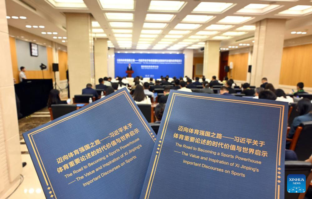 Imagen del informe publicado por el Instituto Xinhua, un grupo de expertos de alto nivel de la Agencia de Noticias Xinhua, en Beijing, capital de China, el 27 de agosto de 2024. El informe de un grupo de expertos titulado 'La ruta para convertirse en una potencia deportiva: El valor e inspiración de los importantes discursos de Xi Jinping sobre deportes' fue publicado aquí el martes. Redactado por el Instituto Xinhua, un grupo de expertos de alto nivel de la Agencia de Noticias Xinhua, el informe está dividido en cuatro secciones. Explica exhaustivamente los conceptos clave de los importantes discursos de Xi sobre deportes, analiza los logros de los deportes chinos bajo esta guía y aclara su importancia e influencia mundial contemporáneas. (Xinhua/Jin Liangkuai)