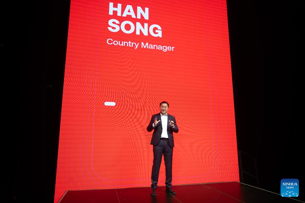 Imagen del 15 de julio de 2025 de Song Han, responsable para Argentina, Paraguay y Uruguay de Nubia/ZTE, hablando durante el evento de lanzamiento de la nueva línea de teléfonos inteligentes de la empresa china Nubia para el mercado local, en la ciudad de Buenos Aires, capital de Argentina. La tecnología china amplía su presencia en el mercado argentino a partir de desarrollos innovadores y modernos que concitan cada vez más interés por parte de los usuarios y de los consumidores locales. (Xinhua/Martín Zabala)