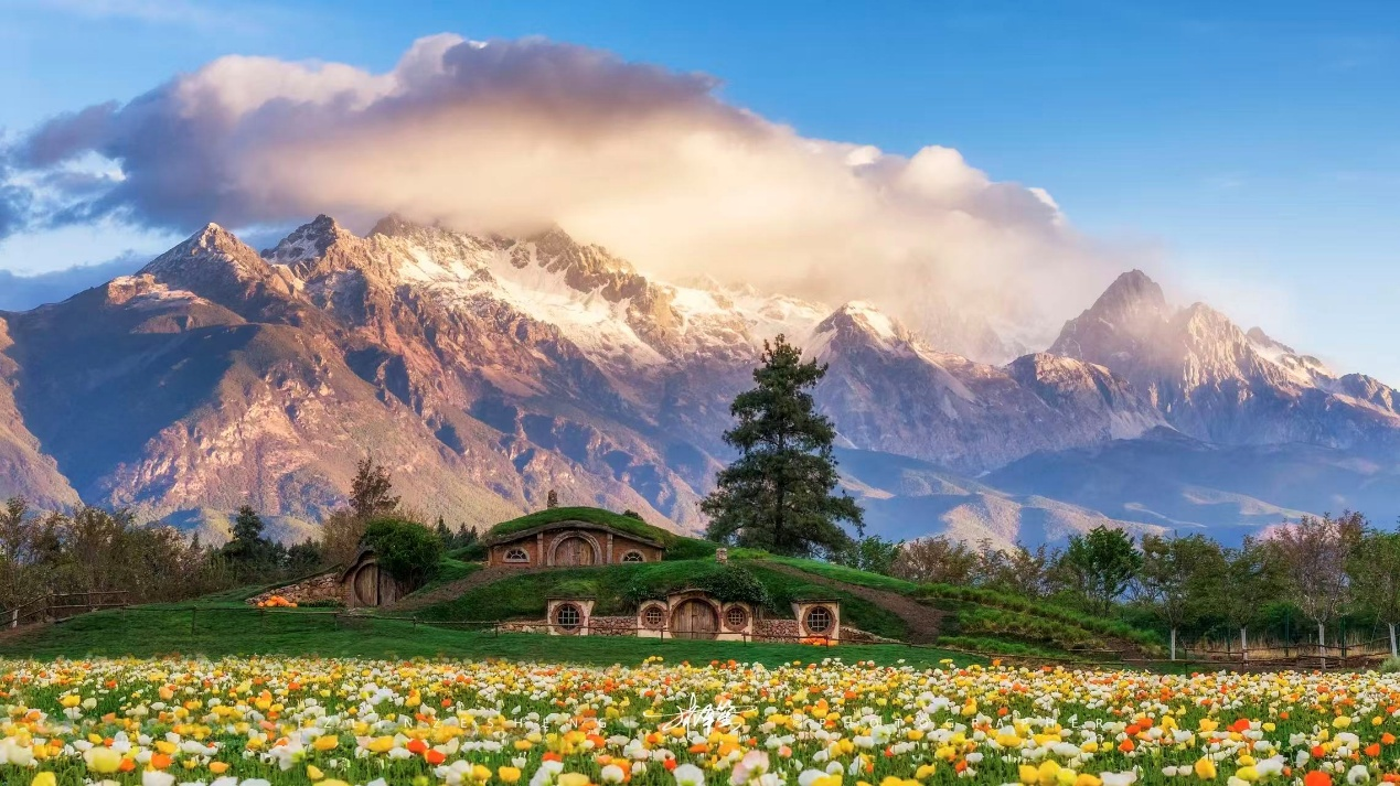La foto muestra un valle florido en la ciudad de Lijiang, provincia de Yunnan, suroeste de China.