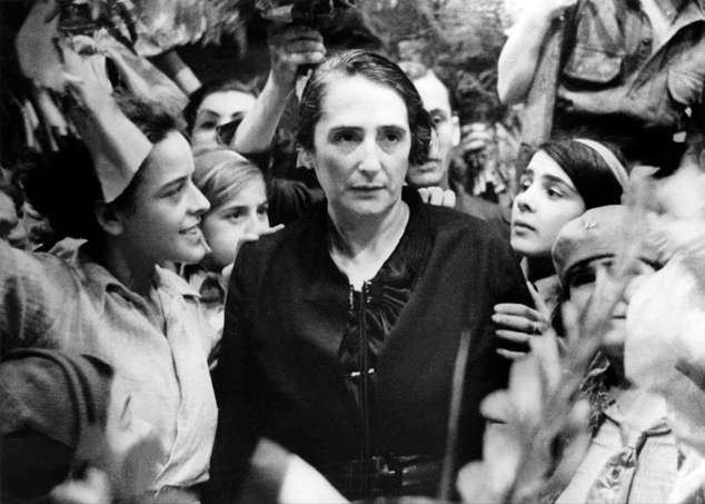 La Pasionaria como musa del sanchismo: el PSOE ensalza criminales y el PP aplaude