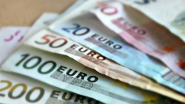 Cómo recibir dinero urgente sin salir de casa