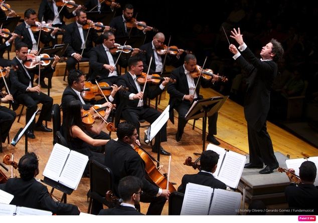 Gustavo Dudamel defiende el poder transformador de la música en el Parlamento escocés