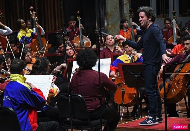 Gustavo Dudamel defiende el poder transformador de la música en el Parlamento escocés