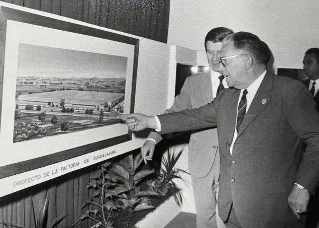 Emilio Bressel presentando su proyecto de Guadalajara en 1970. 