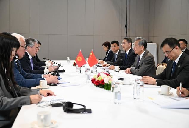 Wang Yi, miembro del Buró Político del Comité Central del Partido Comunista de China y ministro de Relaciones Exteriores chino, se reúne con el canciller kirguís, Jeenbek Kulubaev, en Almaty, Kazajistán, el 26 de abril de 2025. (Xinhua/Li Renzi)
