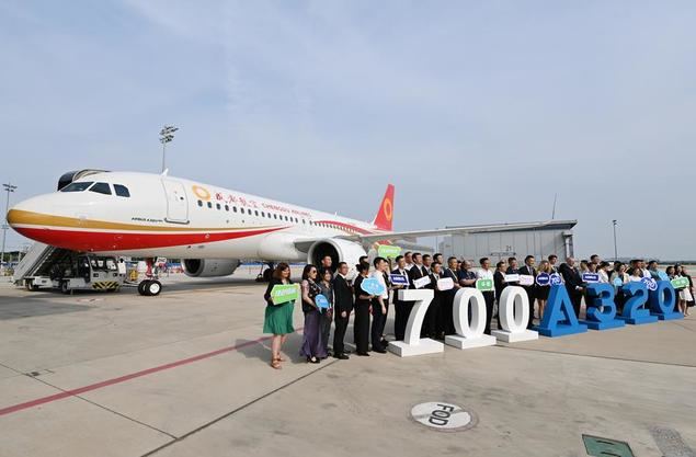 Los invitados a la ceremonia de entrega a Chengdu Airlines del avión número 700 de la familia A320, ensamblado por Airbus Tianjin, posan para una foto delante de la aeronave, en Tianjin, en el norte de China, el 8 de julio de 2024. (Xinhua/Li Ran)