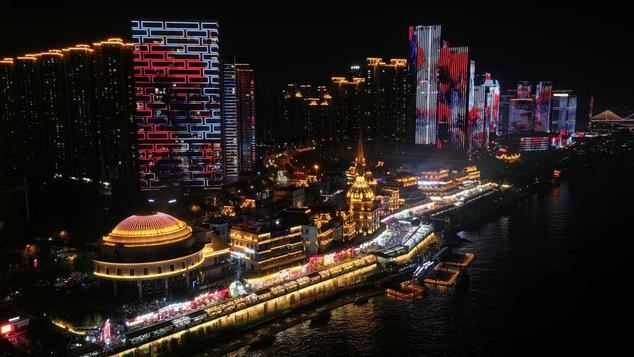 Vista aérea tomada con un dron del 1 de mayo de 2025 de un bullicioso mercado nocturno, en Changsha, en la provincia de Hunan, en el centro de China. (Xinhua/Chen Zhenhai)