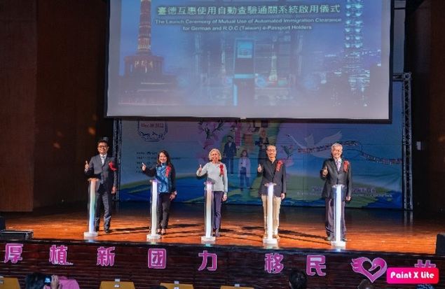 El director general de la Agencia Nacional de Inmigración, Bill Chung (segundo a la derecha); la directora general adjunta del Instituto Alemán de Taipei, Dagmar Traub-Evans (centro), y otros funcionarios de Taiwan dan el visto bueno durante al lanzamiento de los servicios mutuos de e-Gate el 10 de diciembre en la ciudad de Taoyuan, norte de Taiwan. (Foto cortesía de la Agencia Nacional de Inmigración)
