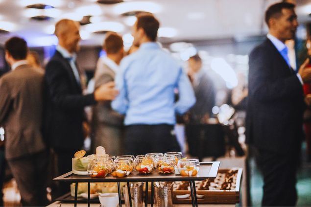 Organizar eventos familiares y corporativos en restaurantes especializados