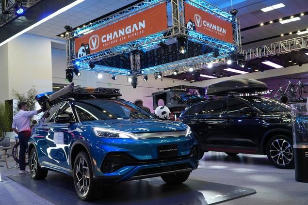 Imagen de los nuevos modelos de vehículos de la marca china Changan exhibidos en la feria automotriz 'Automundo 2024', en Quito, capital de Ecuador, el 29 de agosto de 2024. Los vehículos de origen chino son los protagonistas de la vigésima edición de la mayor feria automotriz de Ecuador, que abrió sus puertas el jueves al público para presentar más de 200 modelos y las últimas tendencias y tecnologías del mercado. (Xinhua/Ricardo Trujillo)