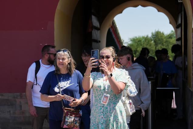 Turistas de Australia visitan el parque Tiantan (Templo del Cielo) en Beijing, la capital de China, el 1 de mayo de 2025. (Xinhua/Ju Huanzong)