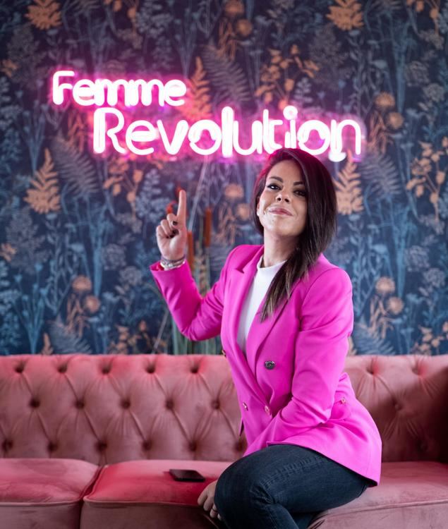 La 'influencer' de finanzas y autora Laura Encina lanza “Femme Revolution”, el único Podcast donde las mujeres cambian las reglas del juego