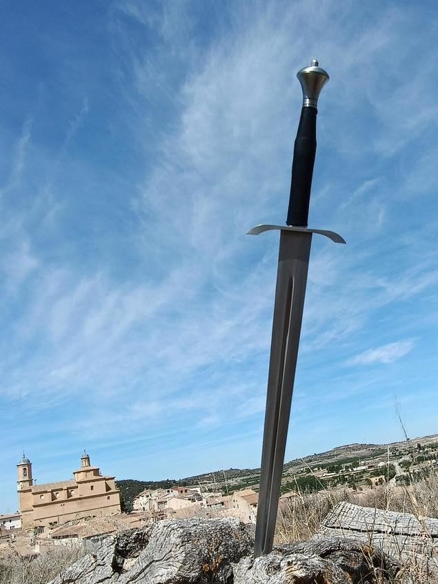Majestad, le traemos la espada de su coronación, para que no olvide devolver Gibraltar a España
