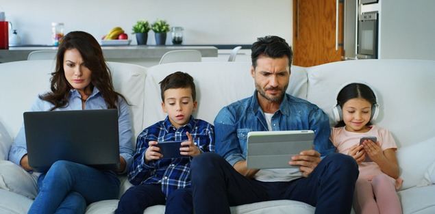 Cinco claves para evitar el peligro del uso desmedido de pantallas en verano