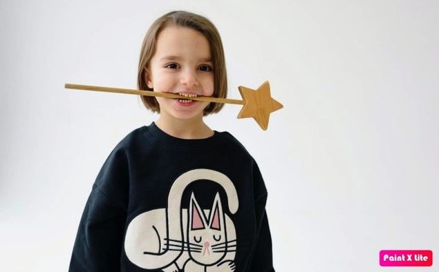 ¿Cómo combinar sudaderas de niñas con otras prendas y accesorios?