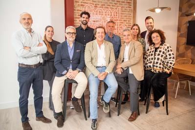 (en zigzag de izda a dcha): Jose Manuel Gutiérrez, Fundador de Asesores; Bárbara M. Ramírez, Head of social creative de Good Rebels; Juan Luis Polo, Fundador de Good Rebels; Iván Bermejo, Director de marketing y proyectos de Asesores ; Luis Dorado, Director de operaciones de Asesores; Carlos del Hoyo, Fundador de Asesores; Fernando Polo, CEO de Good Rebels; Carmen Queipo de Llano, VP Growth de Good Rebels; Maricruz Polo, People director de Good Rebels y Carlos Hergueta, Director de desarrollo de negocio de Asesores.