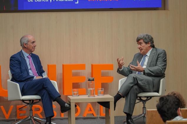 de izquierda a derecha: Manuel Balmaseda, director del Instituto Español de Banca y Finanzas; y José Luis Escrivá, gobernador del Banco de España.