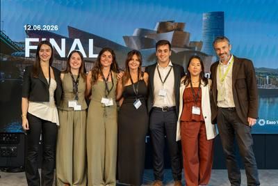 Foto tomada en la final de la XXI Convocatoria: Naroa Lusa, Marketing y Comunicación; Ane del Horno, Innovación Abierta; Itxaso Calvo, Innovación abierta; Mónica Vaquero, Responsable de Administración y RRHH; Jon Ander Merodio, Director General; Joy Okuyama, Directora de proyectos; Pedro Muñoz-Baroja, Managing Partner en Easo Ventures y Cofundador de BerriUp.